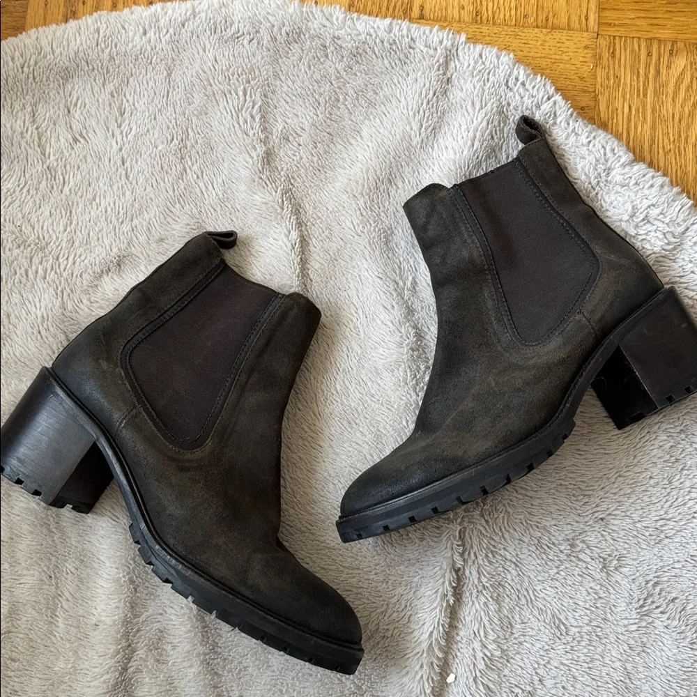 Round-Toe Chunky Heel Chelsea Boots - Brown